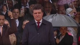 VIDEO Ceremonie pe ploaie, Nicușor Dan nu a stat sub umbrelă. Ce a făcut noul lider după depunerea jurământului?
